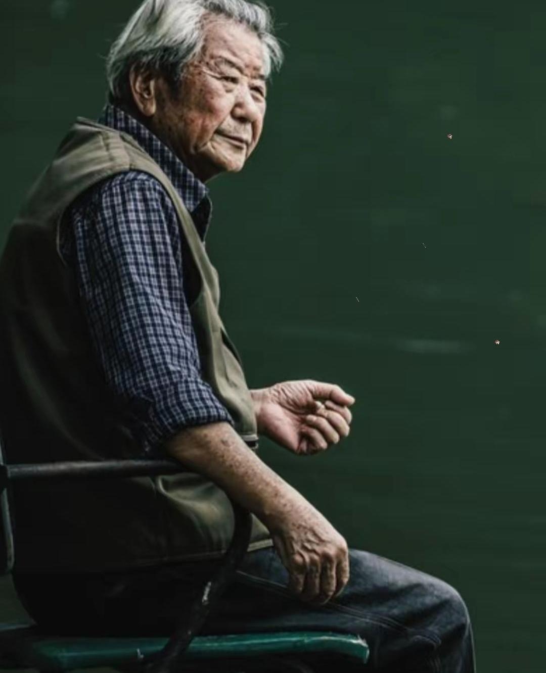我那个95岁的外公，在亲戚眼里，其实是个挺“自私”的人。
子女买房、换工作这种天