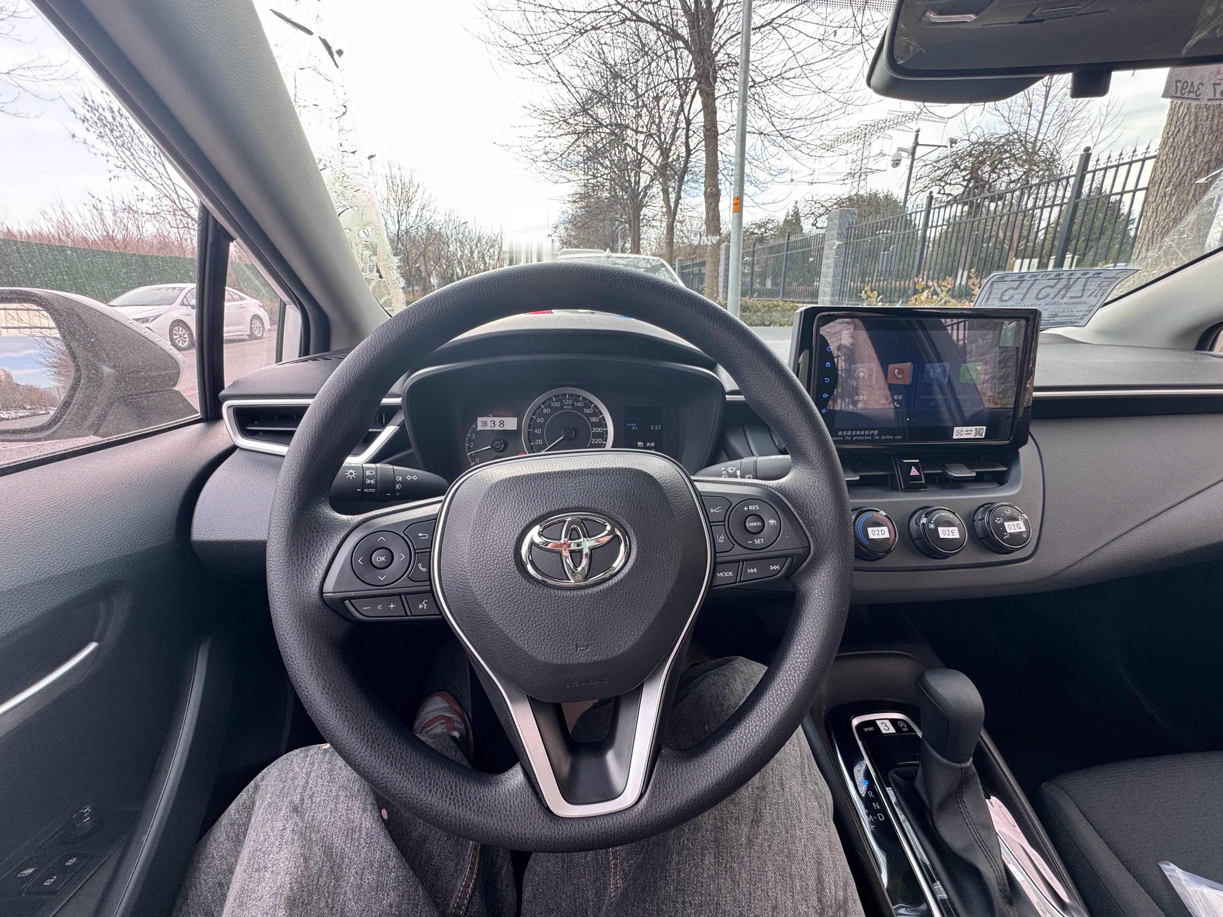 今天开十万级合资燃油车最低配卡罗拉有手机互联主被动安全配置很全气囊数多、车道保持