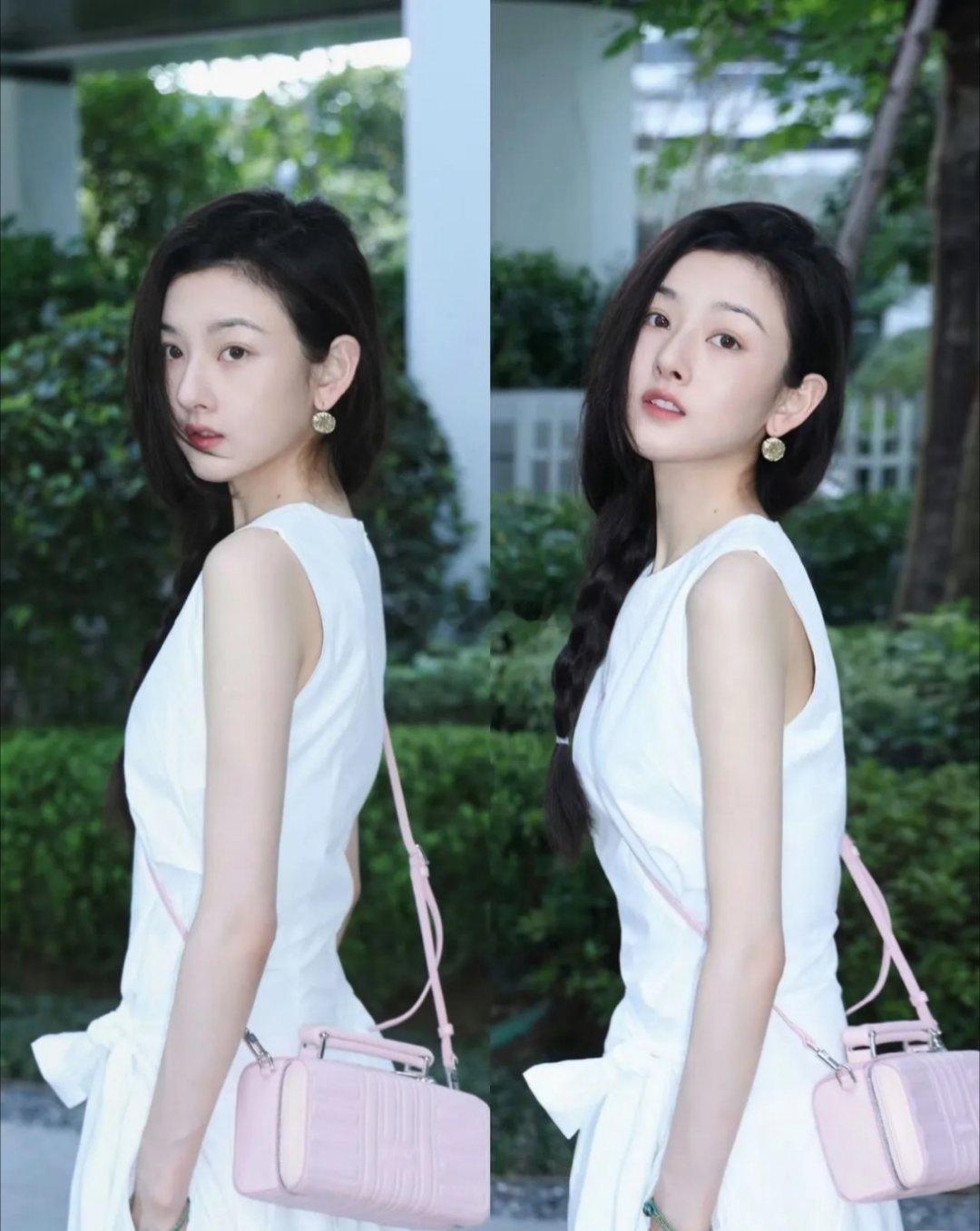 宋祖儿分享了一组夏日造型，麻花辫搭配小白裙，尽显甜美少女感。粉色小挎包点缀其间，