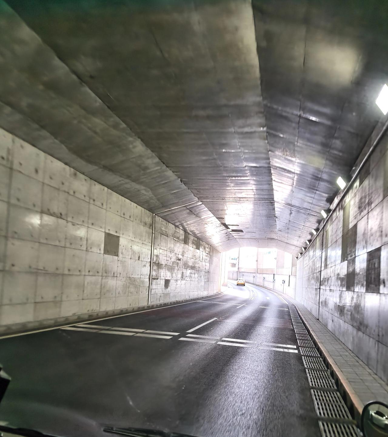 第一次走这条道路
是不是有点美的感觉，多次路过这里，从没从这穿过，今天穿行而过，