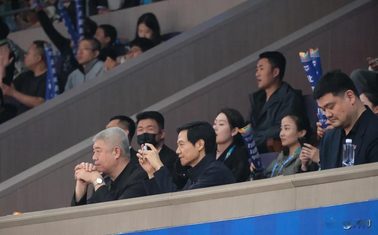 雷军真是劳模！

雷军早上7点，发文感慨：过去三年我竭尽全力，为米粉造一辆好车！