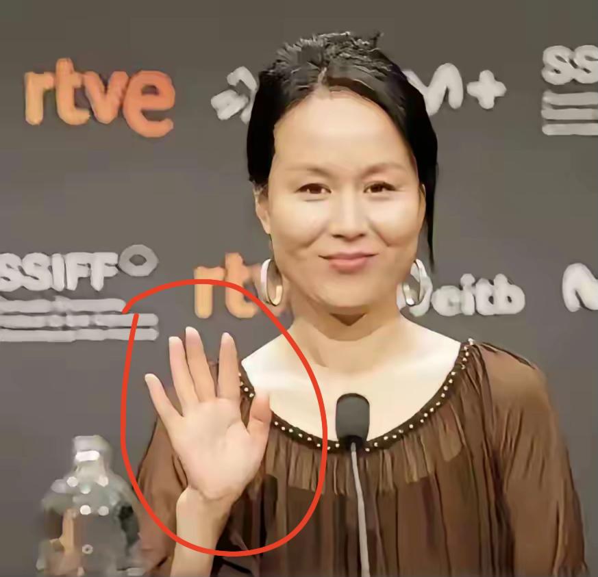 就是这只手，紧握尖刀，扎进了她丈夫的胸膛。这只手刚刚拿回国际影后奖杯，这只手现在