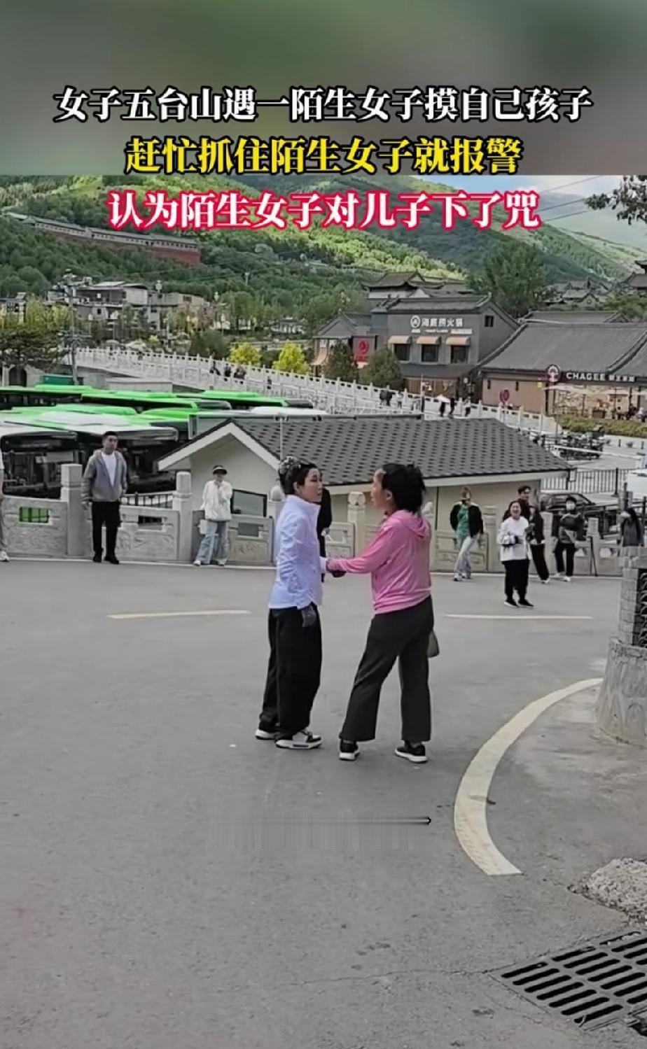 “我看你家小孩可爱，就摸一下，怎么了？”出门在外，人生地不熟的，真的可以随便摸人