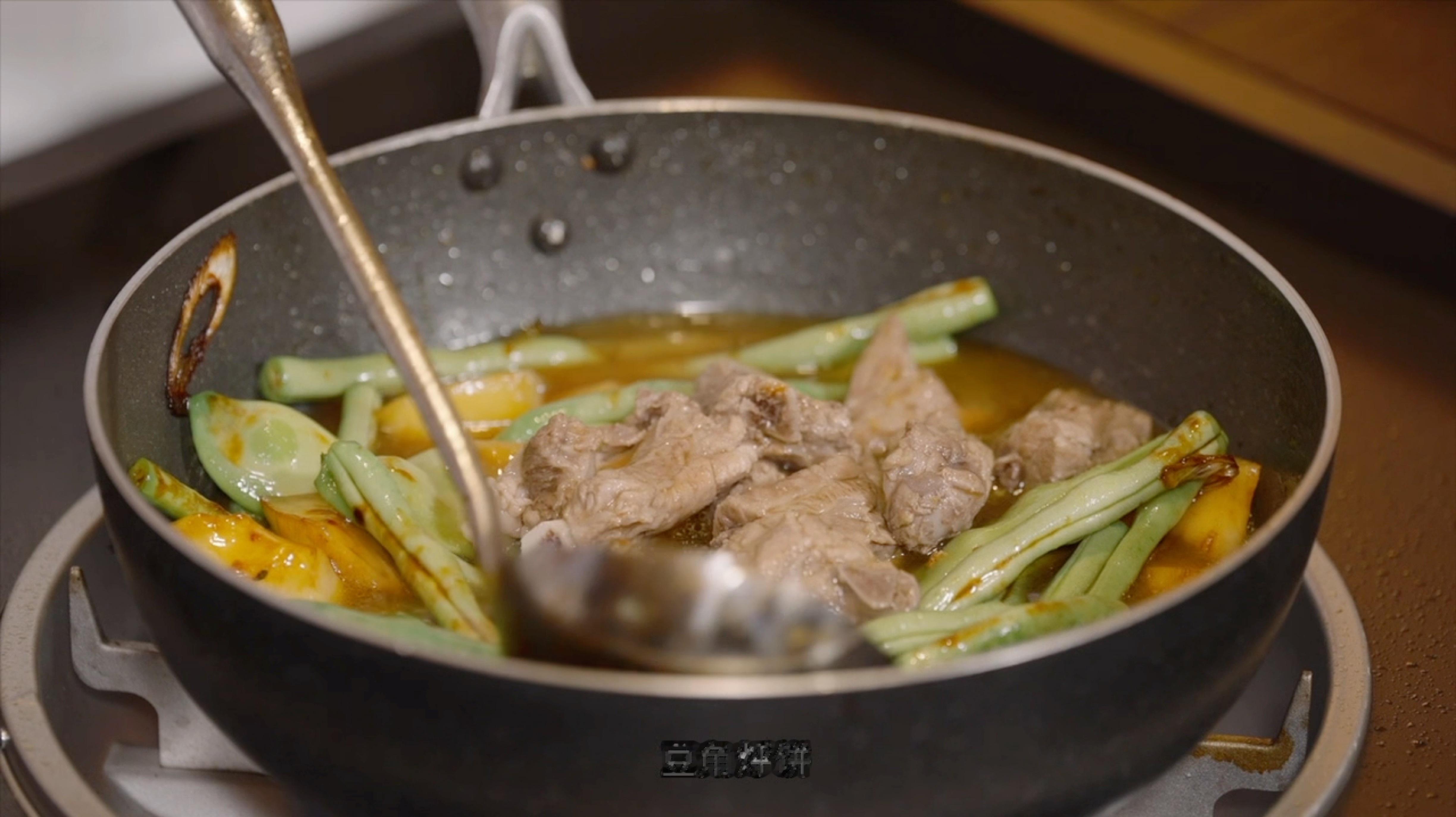 没有一个外国人可以拒绝东北美食 雪绵豆沙像云朵一样轻盈，豆沙馅香甜。这精致又美味