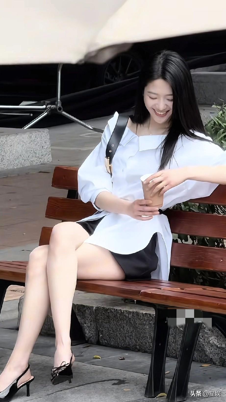 向涵之长椅上喝咖啡。