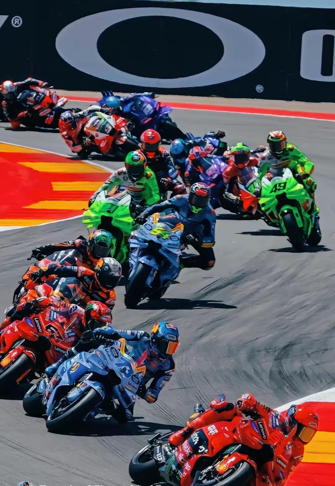 今天看了一场顶级赛车转播，直接给我气笑了。杜卡迪和雅马哈，堂堂国际大厂，居然能在