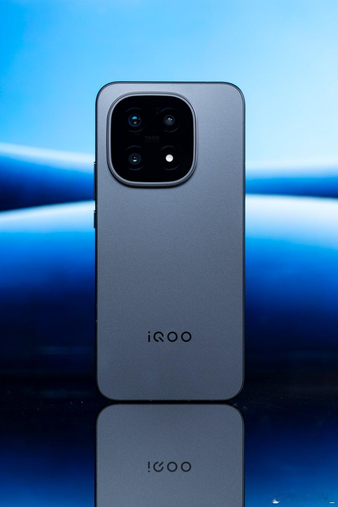 iQOO15 赛道版图赏来了[doge]黑色磨砂后盖质感真帅啊[酷] ​​​