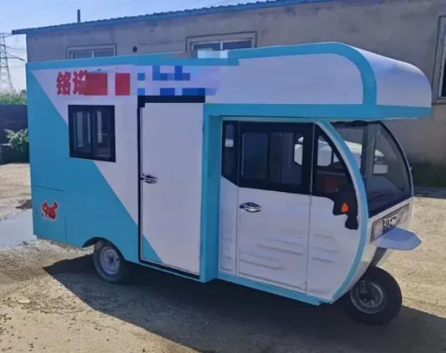 走哪儿睡哪儿，让人心动的迷你三轮房车来了，清新靓丽三蹦子旅居车登场。这是一台纯电