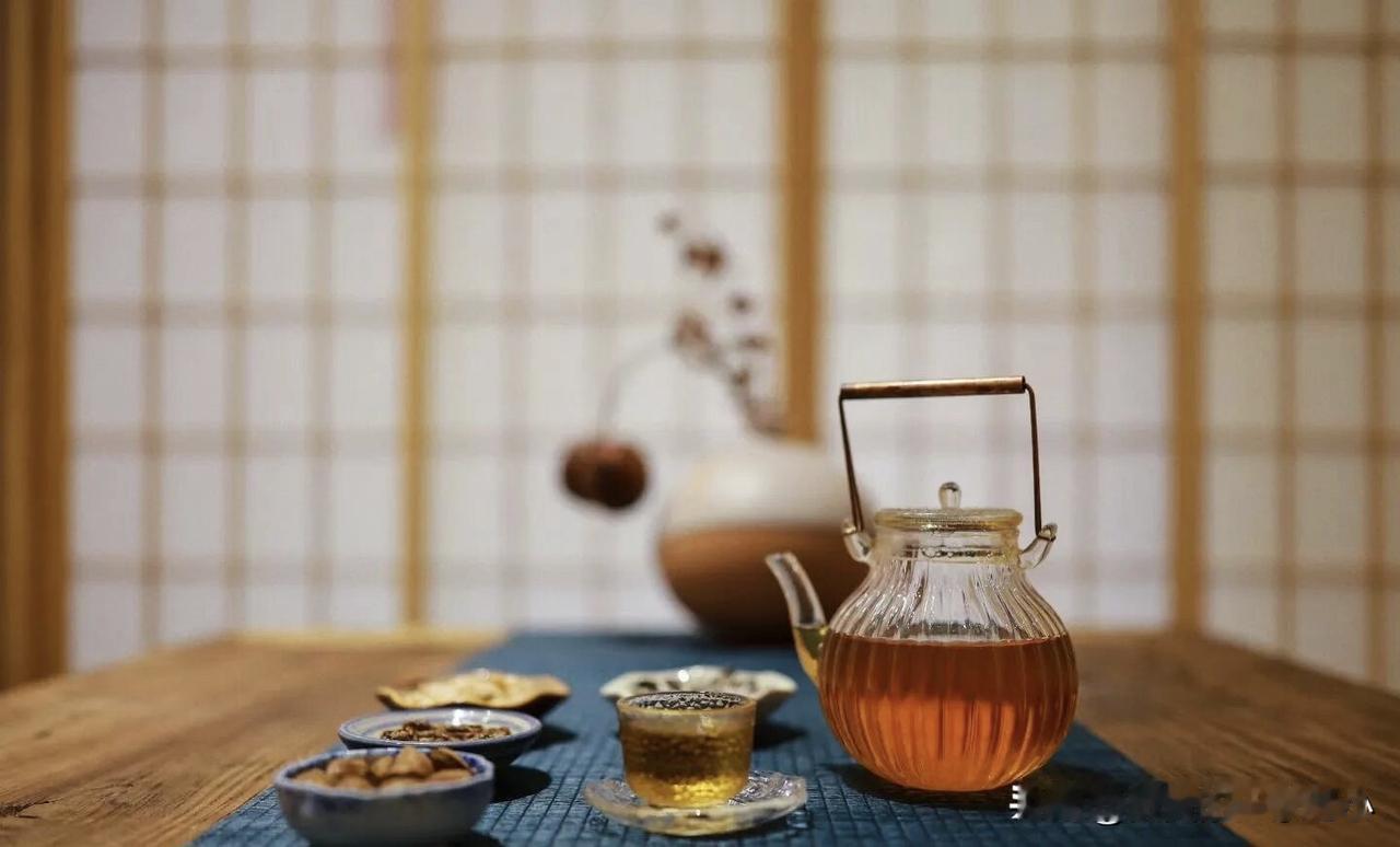 在家里支起小桌，煮上一壶老白茶。玻璃提梁壶里，琥珀色的茶汤随着微火轻轻漾着，热气