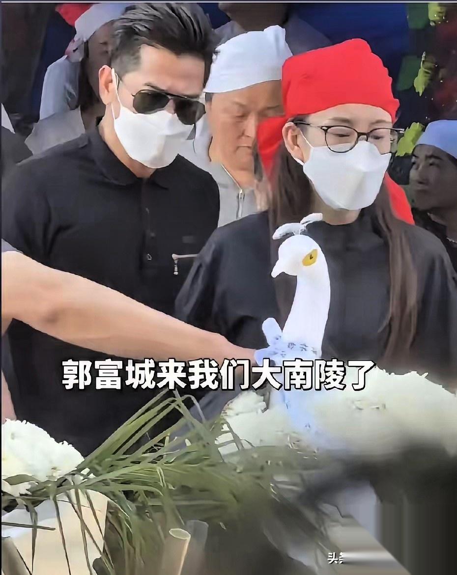 哎哟我去，郭富城这回真让我改观了！都61岁的人了，回安徽老家直接蹲村口三轮车上，