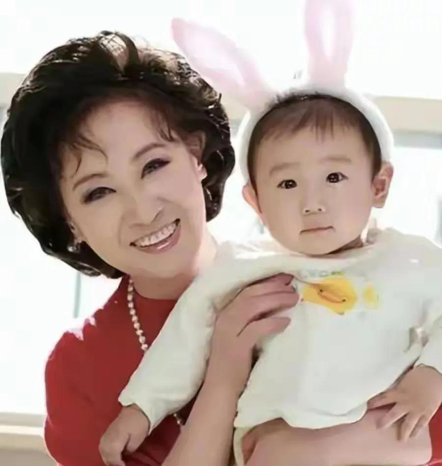 张悦的晚年好满足哦，不需要继续工作，而是给女儿带娃，外孙跟外婆相处都很自在。张悦