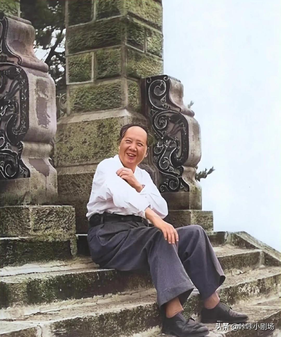 我记得，毛主席语录的第1条是：
领导我们事业的核心力量，是中国共产党，指导我们思
