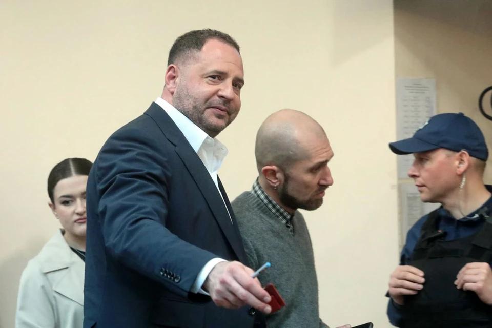 【泽连斯基的前办公室主任走出看守所，所穿西装外套明显被熨烫过】

乌克兰总统办公
