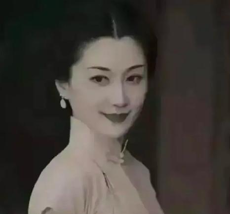 1948年的大武汉，空气里满是战火将至的焦灼。在国民党陆军总医院阴冷的走廊里，一