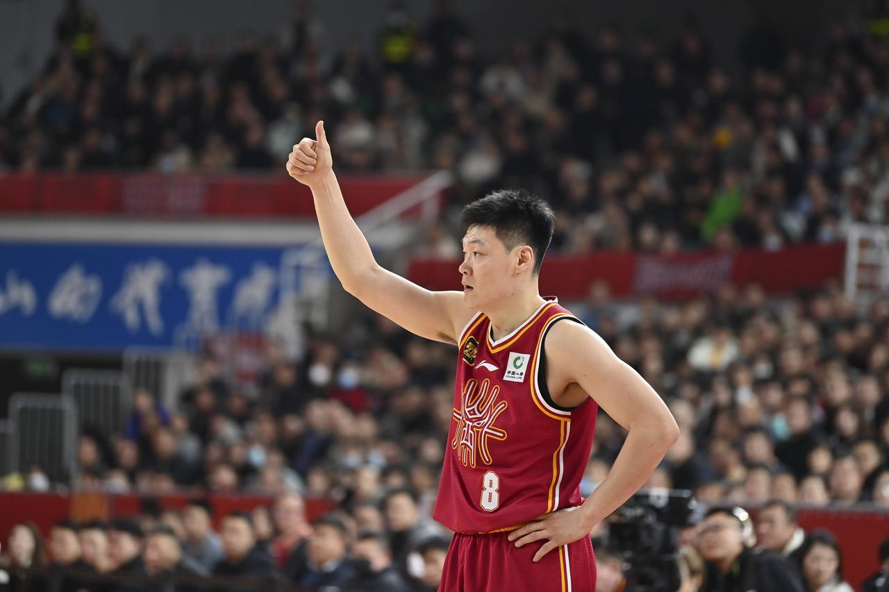 卢鹏羽投诉张宁！
深圳男篮与山西男篮的比赛来到第四节，卢鹏羽忽然直接冲向张宁，并