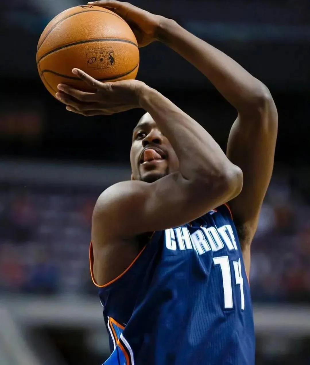 今天我们就来盘点一下，那些年NBA里让人怀疑人生的怪异投篮姿势。看完之后你会发现