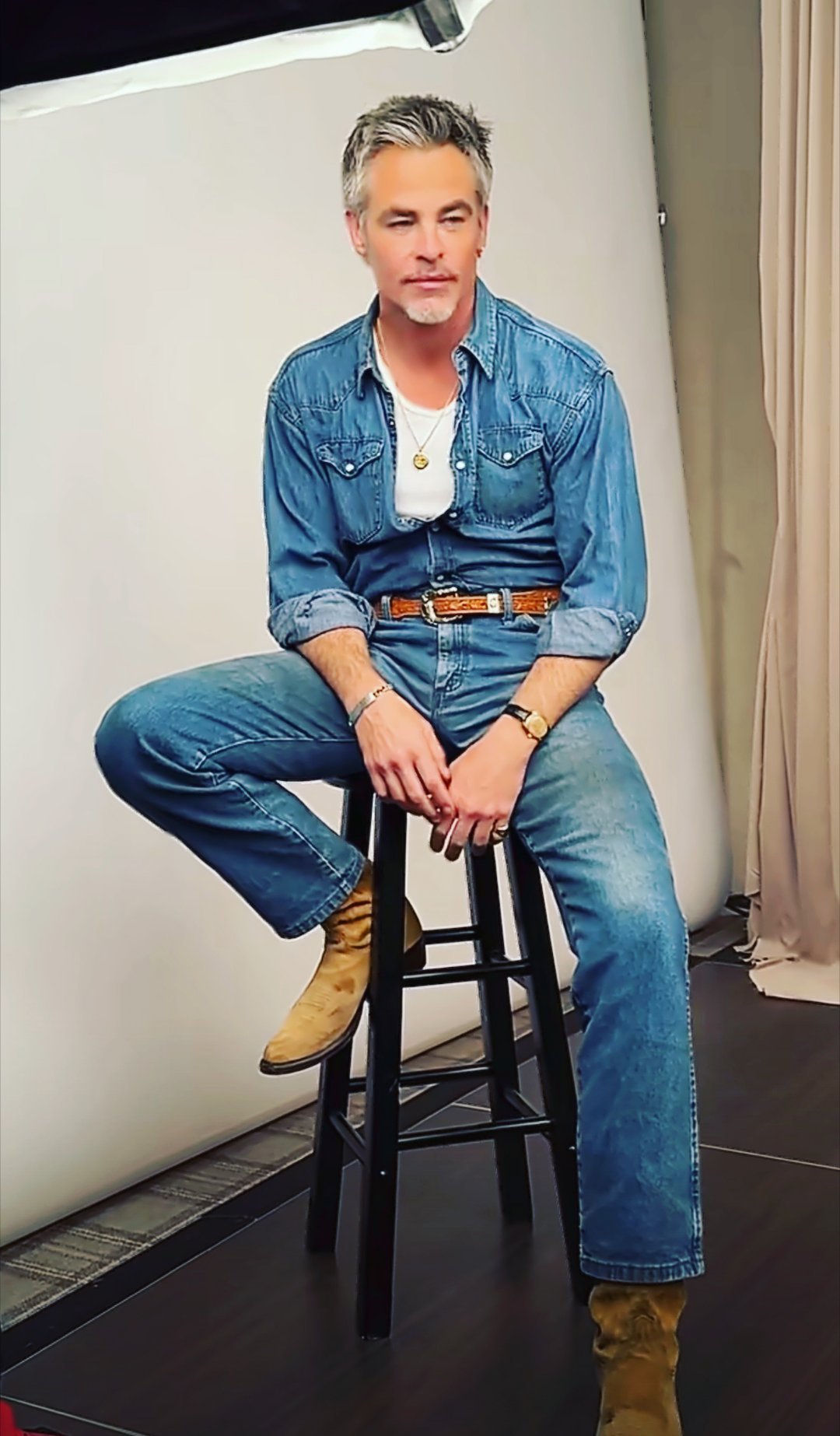 其实我就挺不喜欢催偶像进组，虽然我也剧荒，但还是尊重他的节奏，以他最舒适为主。比