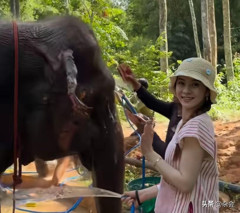 赛场暂别，生活登场。
梁靖崑退出美国大满贯在家养伤带娃，
妻子奚美丽这就开启“放