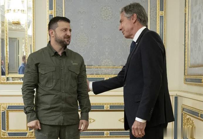 突发消息:美国周四正式宣布向乌克兰运送贫铀反坦克弹药，紧随英国的步伐，向基辅提供