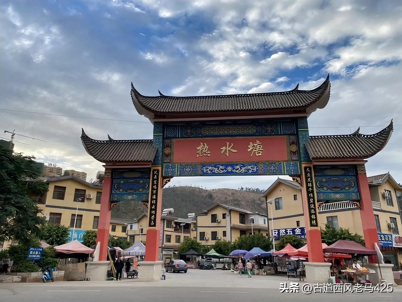 元谋县四周的山光秃秃的，仅仅有点稀稀拉拉的树子，很不舒服。按说元谋县海拔才一千零