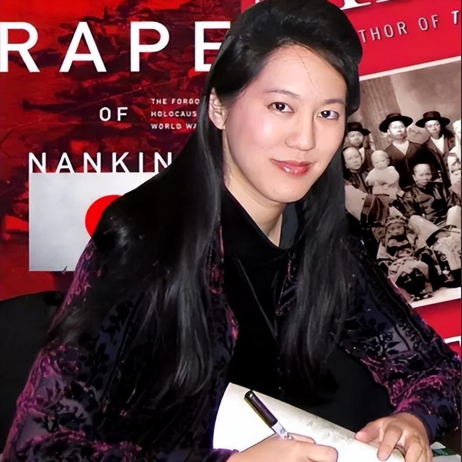 2004 年，致力于向世界揭示南京大屠杀真相的张纯如，却在风华正茂的年纪在车内饮