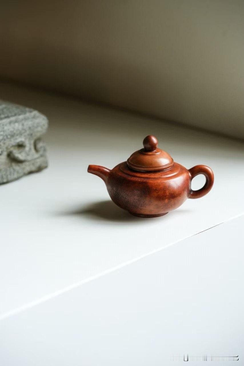 有些小壶，不是用来泡茶，
是用来“握住”的。

鹿角所制，温润中带一点野性，
壶