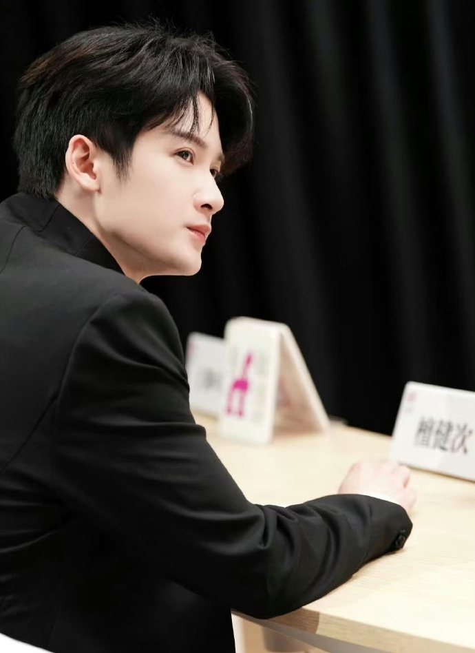 檀健次北京国际电影节评委亮相，这个下颌线好绝啊~ 