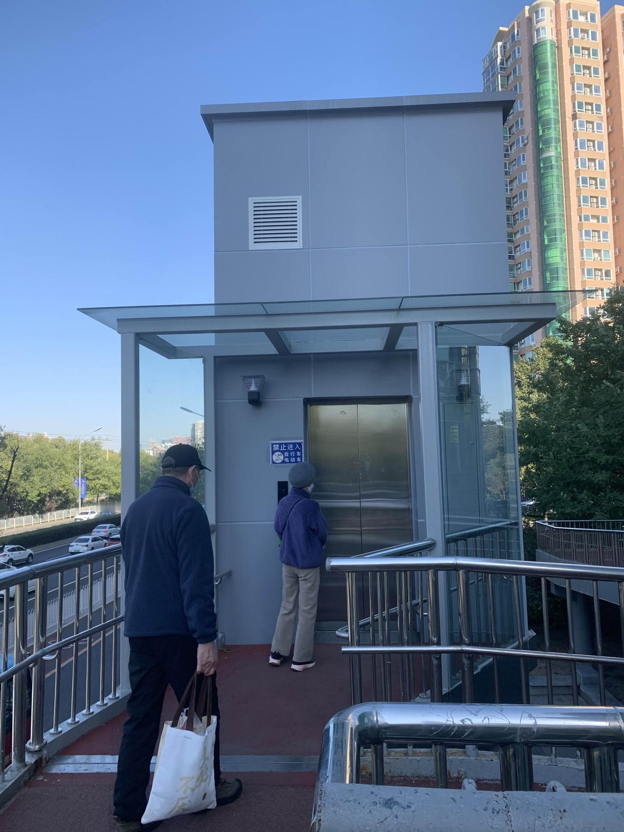 又是大盘上涨的一天，可是我今天非但没有赚到钱，还略微亏损，亏了217元。这是怎么