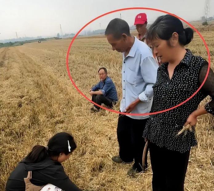 离谱！湖北襄阳闹出荒唐一幕！一对河南 95 后夫妻，特意奔赴当地帮农户抢收小麦，