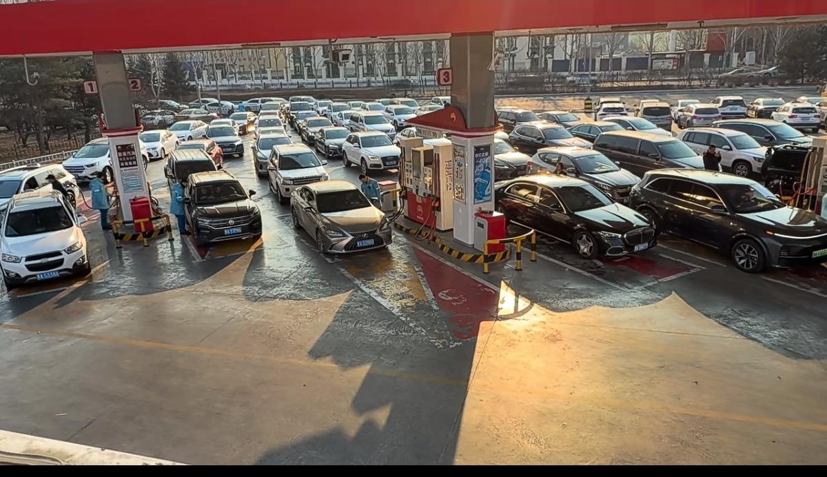 汽油价格是明天晚上夜间12点涨价，不是今天，所以今天没有必要排队。【来自懂车帝车