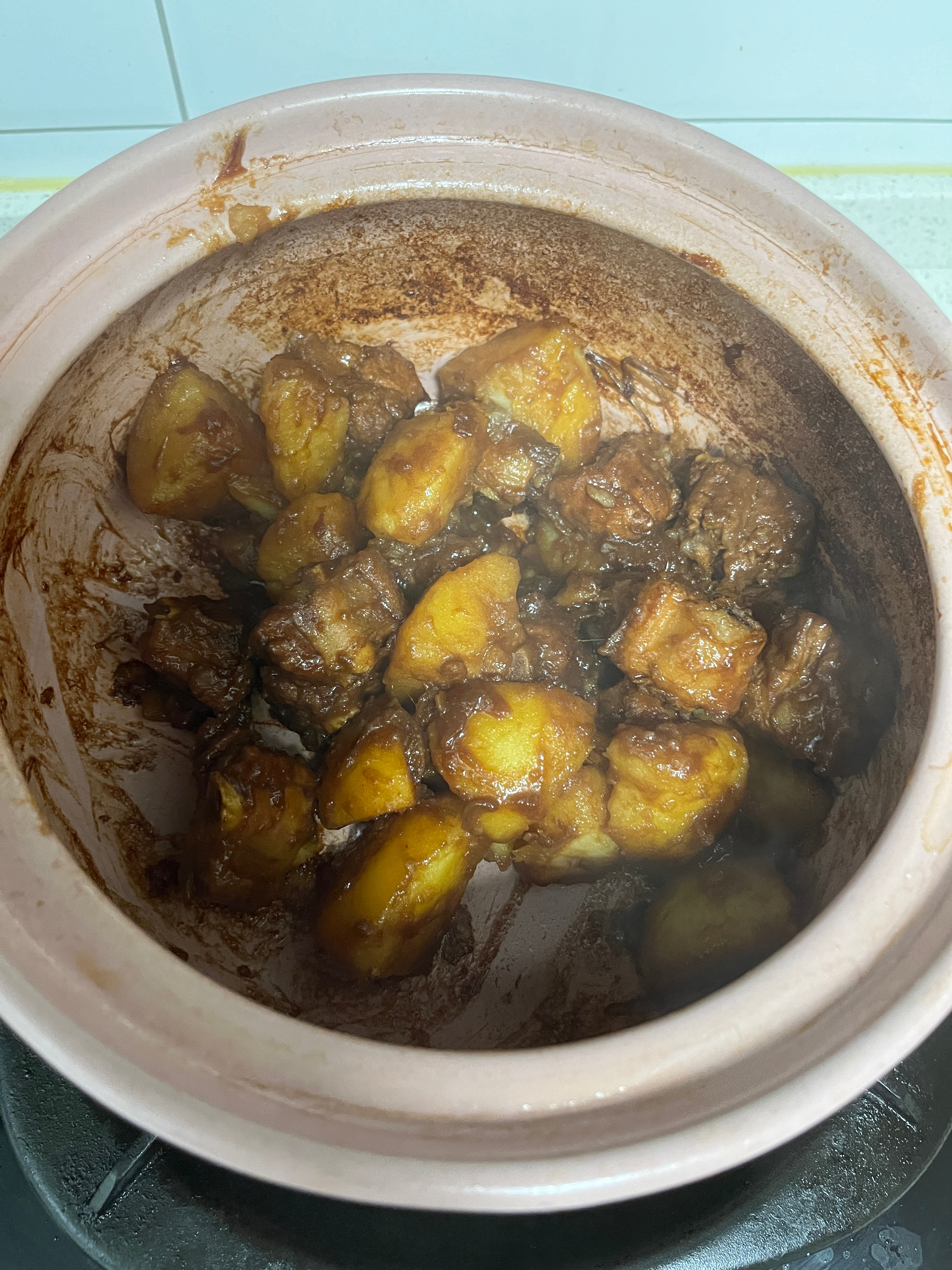 今日份上门做饭菜单：红烧排骨土豆，四季豆炒五花肉。做的时候菜挺好看的，出锅就丑乎