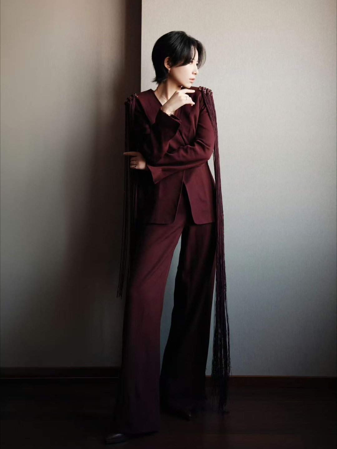 李斯丹妮金发挑染 金发、挑染、红毯、李斯丹妮。这四个词放一起就是四个字：帅到犯规