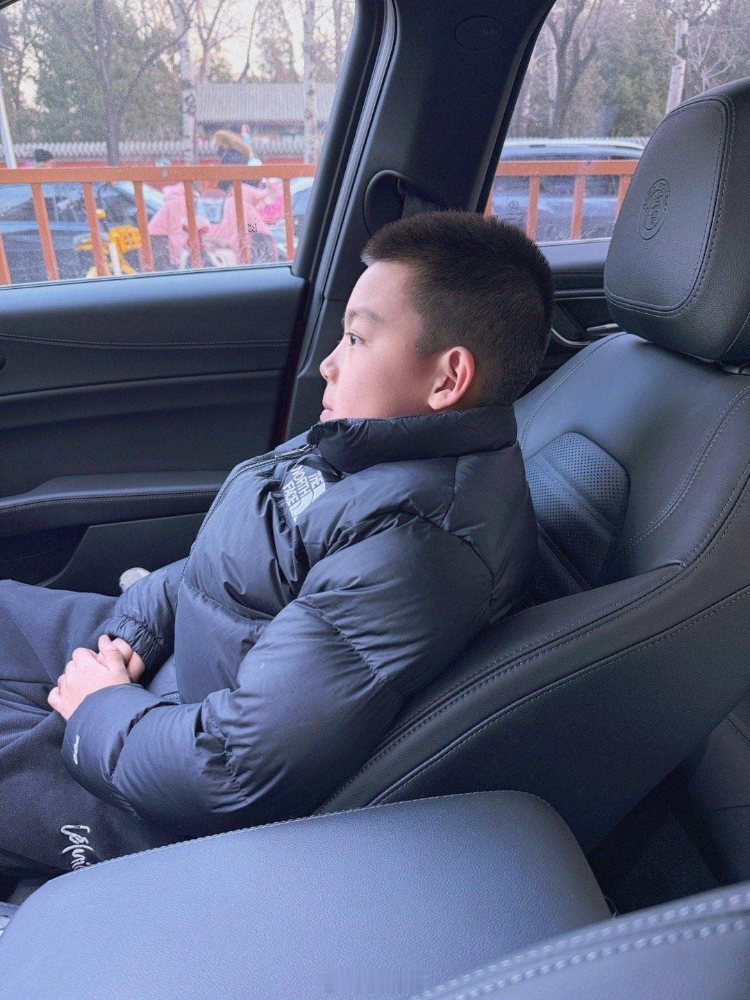 带小亢来儿研所 挂的是晚上特需但是来早了 只能坐车里等大哥一直在嫌弃我的阿罗没有