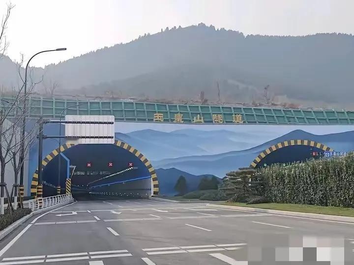 济南高新东区玉皇山隧道通车了，建了好像三年吧，春喧路2分钟到达经十东路。接下来应