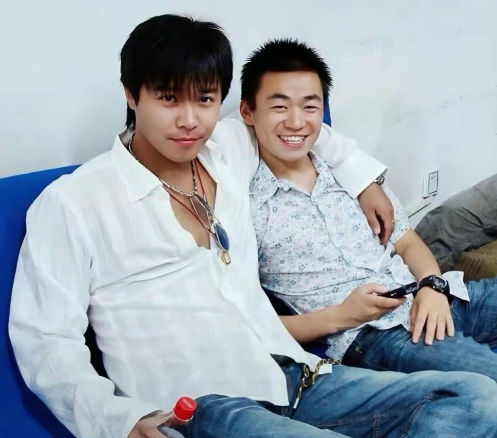 王宝强和陈思诚年轻的时候，感觉两个人都挺帅。 