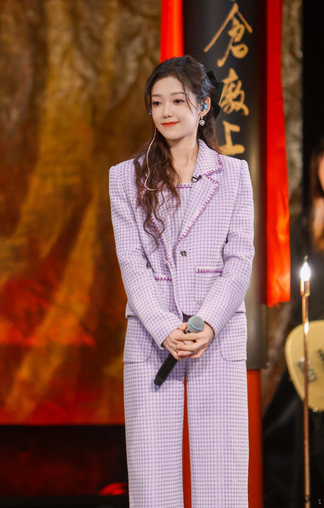 #硬糖少女303##希林娜依高# 今日份糖妹新鲜物料希林娜依高最美中轴线工作室更