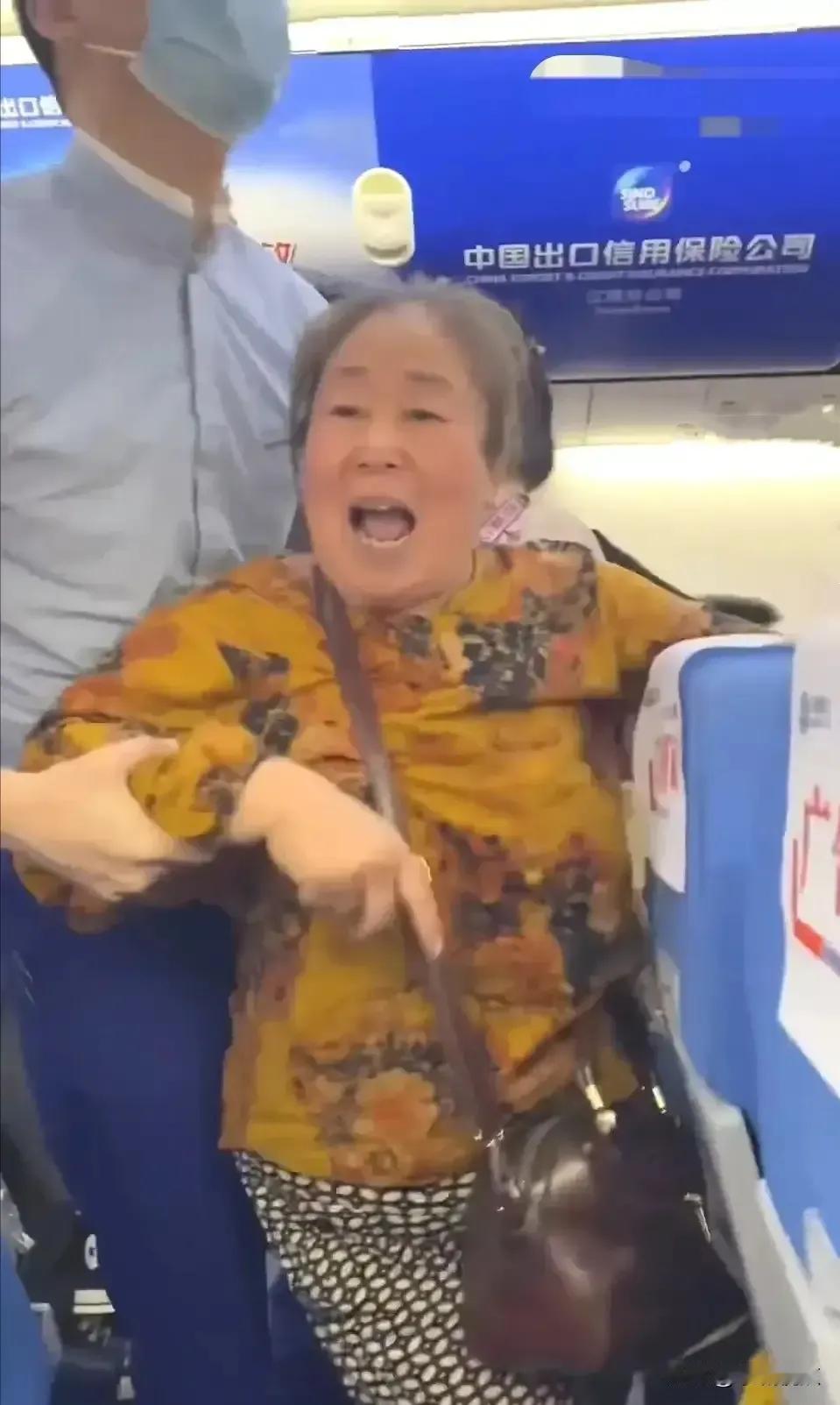 2025年9月30日，台北73岁老太曾某在捷运上强逼年轻人让座，用包击打对方反被