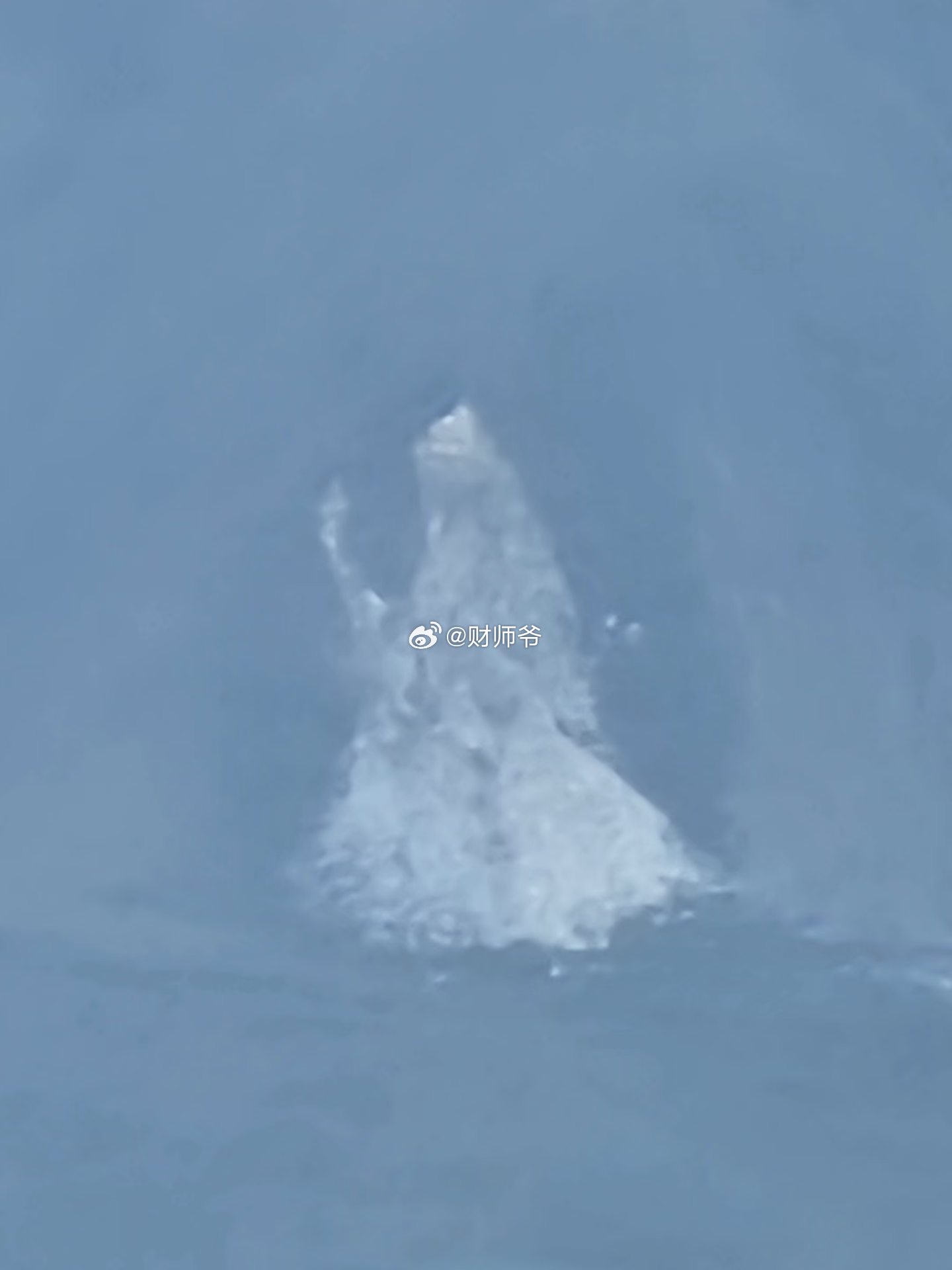 今天有网友在大理拍到了山上圣显“观音”。（见者有福！） 