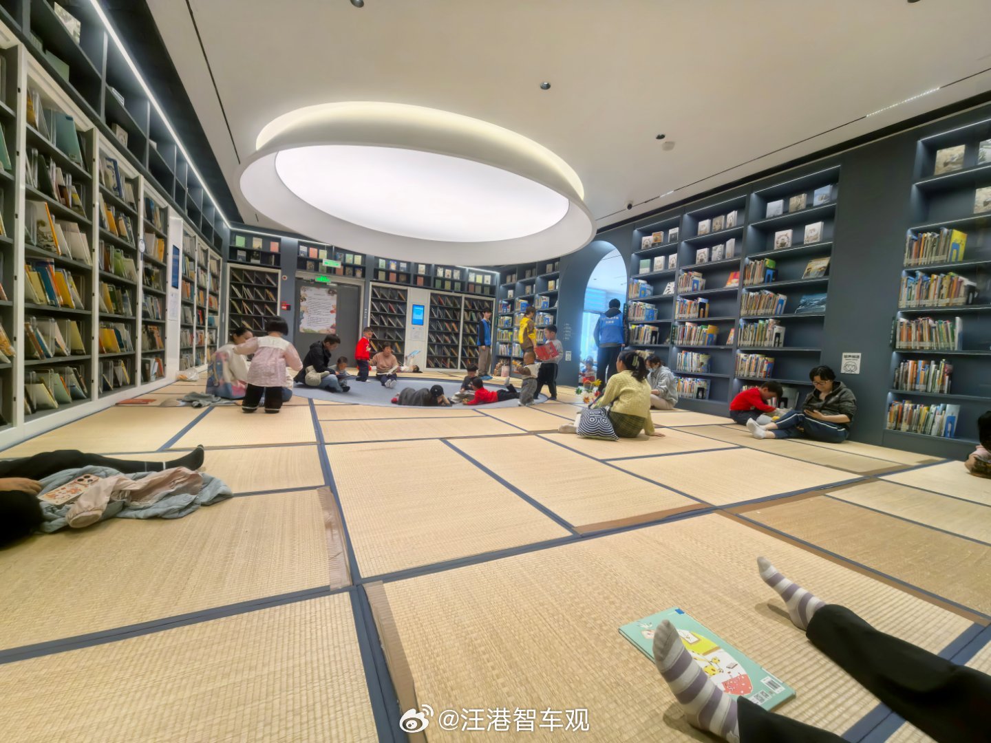 楼下这个和平公园少儿图书馆很不错，省了不少的买书钱～ 