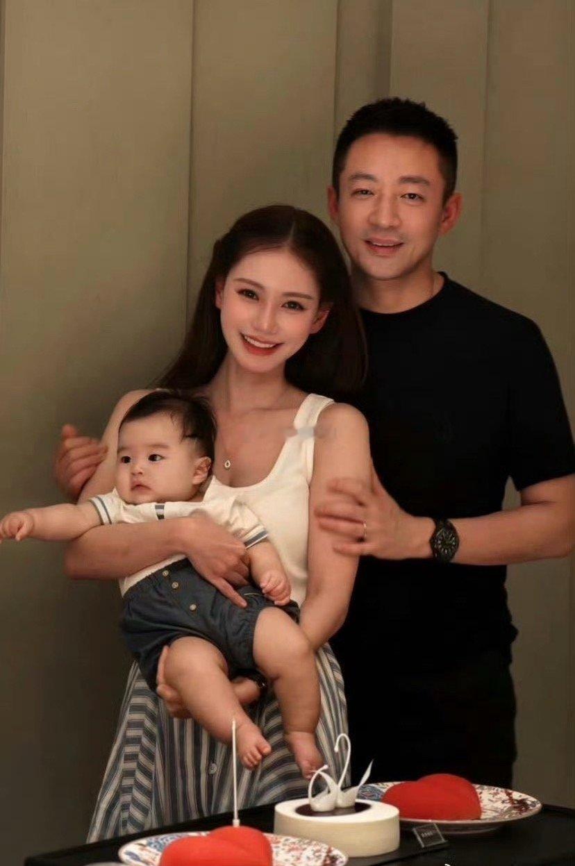 这是真幸福啊！一家三口都是面相和善，小宝宝也很可爱，都说相由心生，这是幸福的一家