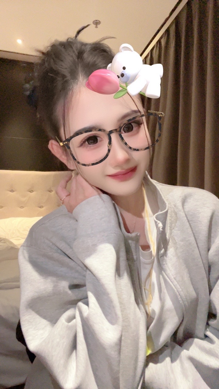 可爱三连拍😜距离我上一次玩小喇叭还是在上一次[哈哈] 
