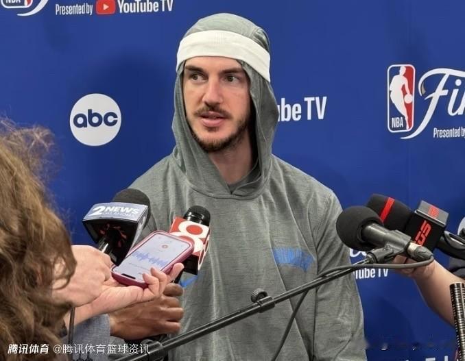 NBA总决赛G1打响，雷霆队对阵步行者队。赛前，雷霆队球员卡鲁索接受媒体采访，谈