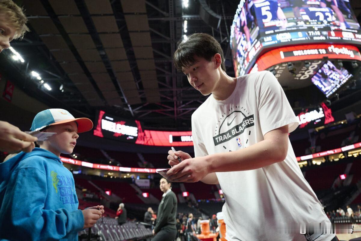 明天希望球迷别对小杨的表现报以太大的希望，甚至很有可能打出自己的生涯最差一战。要