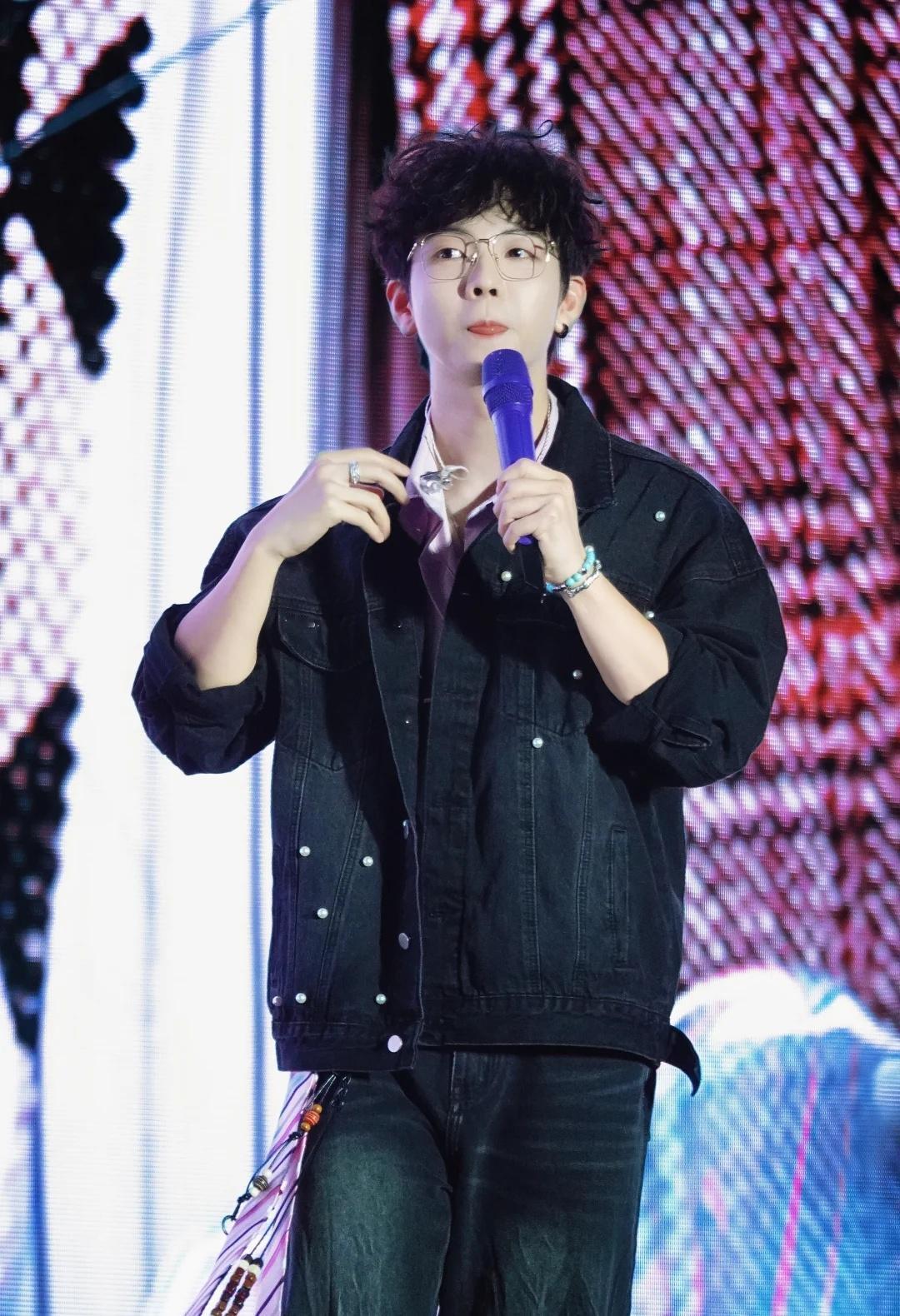 35度的贵港给我们小狐热懵了
今天贵港白天有35度，晚上也还有30度，给我们演出