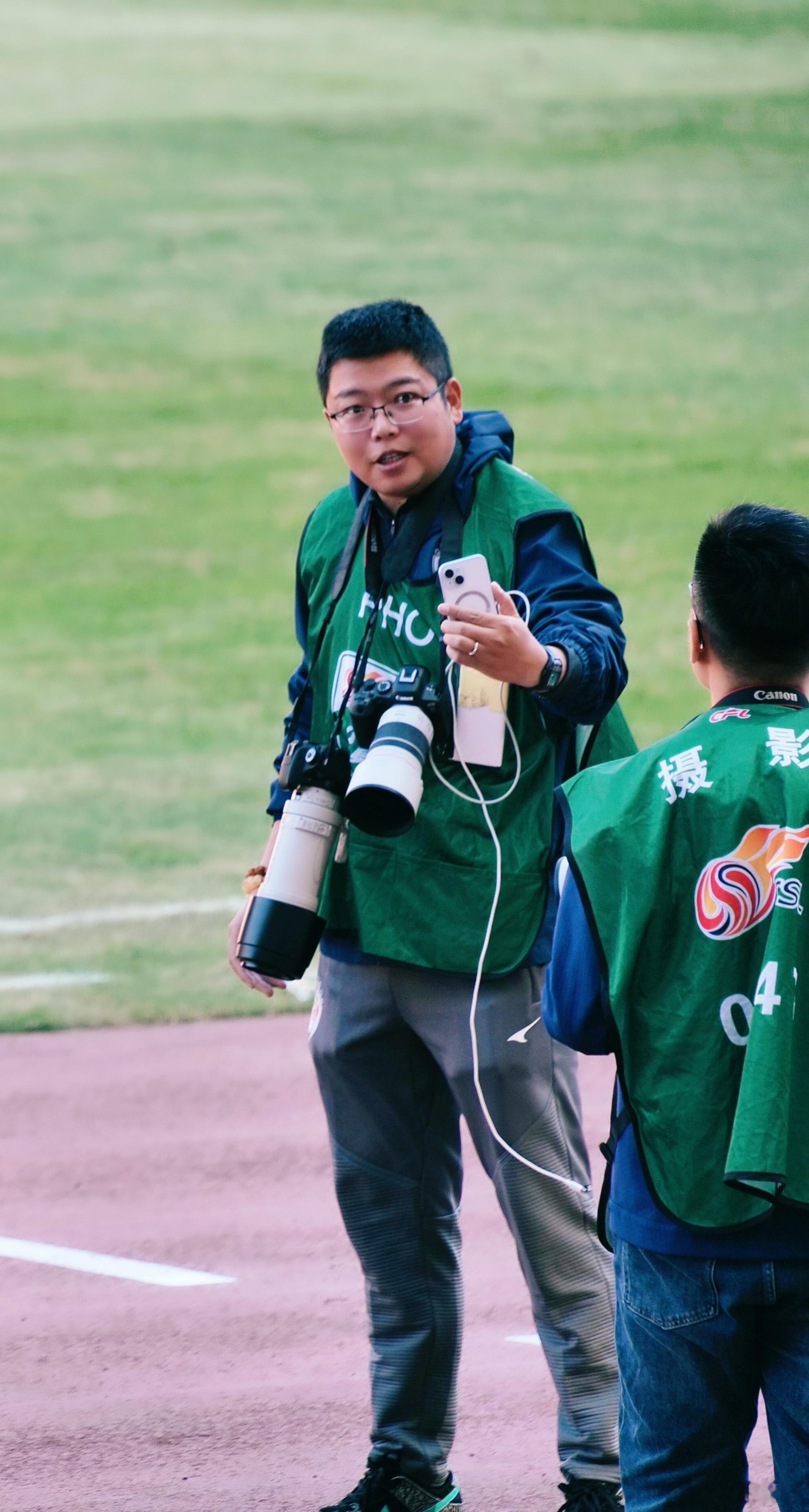 一个赛季的奔波，主场画个句号，有点沧桑了，不再年轻了，最感谢的还是泰安日报社，让