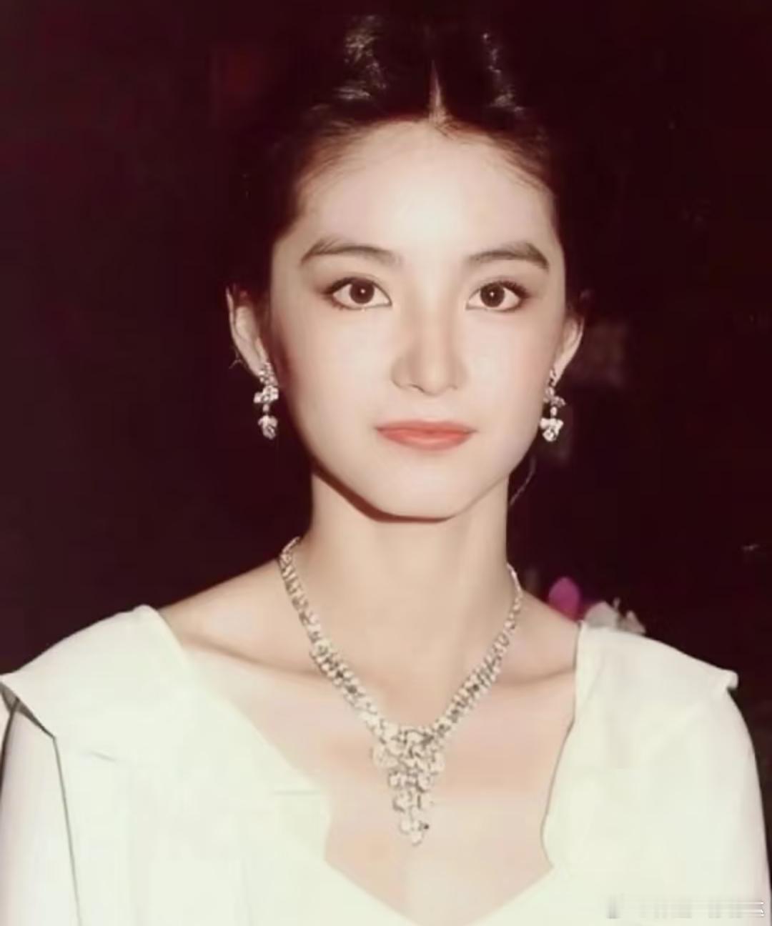 年轻的林青霞，真正称得上美人，看过就难忘 