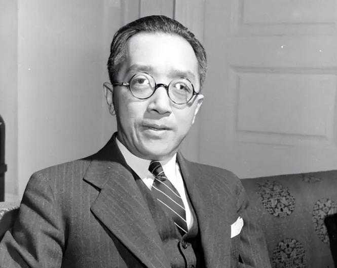 1937年抗战爆发，这时候蒋介石都发表“庐山谈话”，宣布全民族抗战了，胡适还在拖