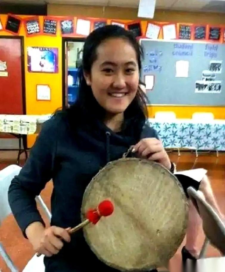 讲一个2015年轰动全美的留学生案子，主角叫翟云瑶。
开庭时，她一脸不耐烦，冲着