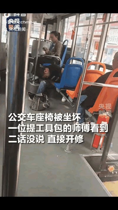 被央视点赞！贵州贵阳，一男子乘坐公交车，刚坐下就发现自己前面的座椅松动了，二话没
