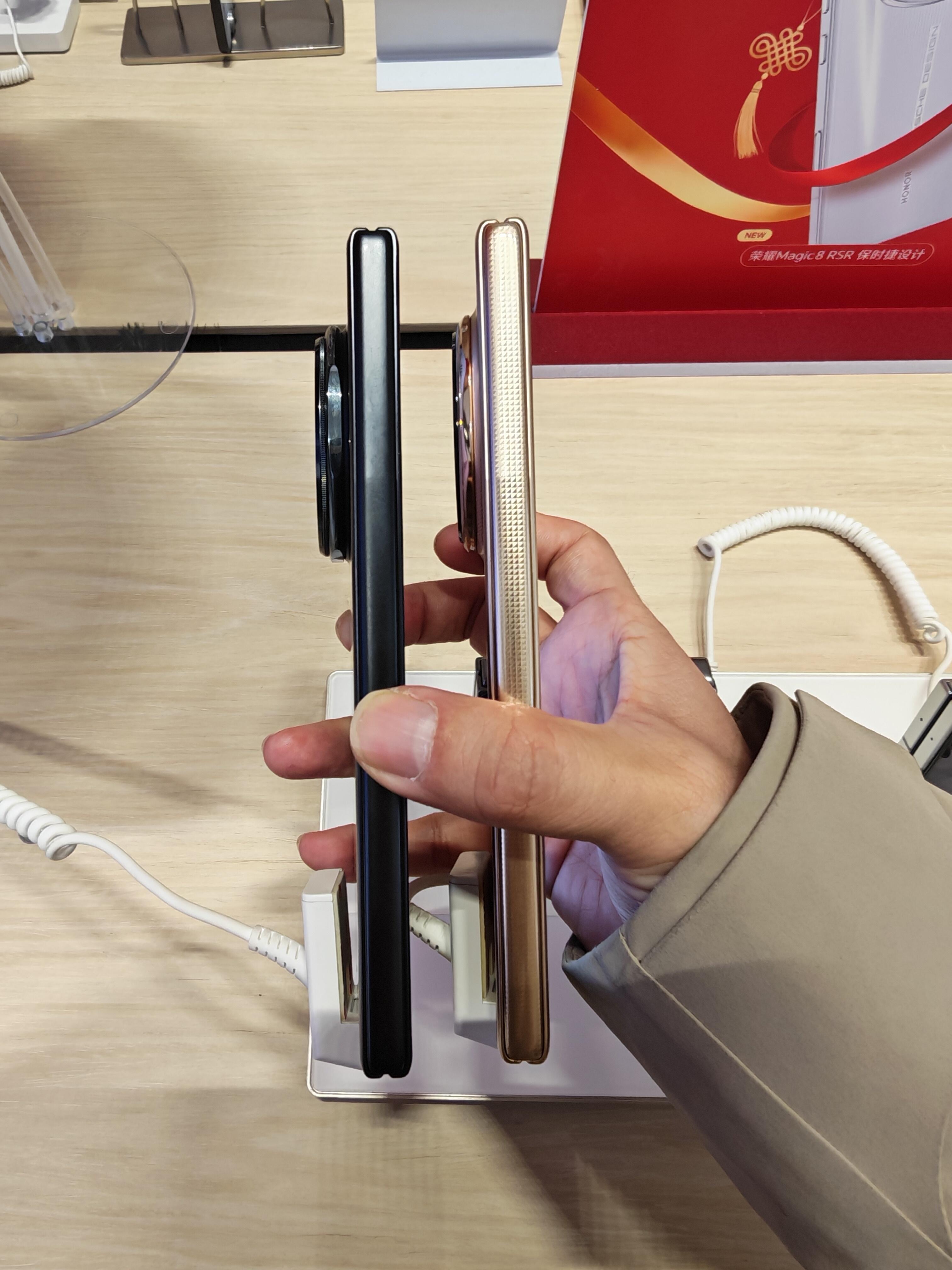 对比了一下荣耀V5和V6物理外观，发现这次V6明显变薄了。对于不追求极致影像的朋